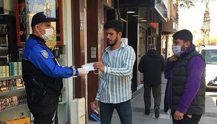 Çanakkale polisi 10 bin adet maske dağıttı