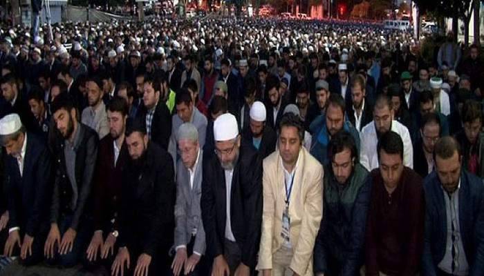 Binlerce kişi Ayasofya önünde sabah namazını kıldı