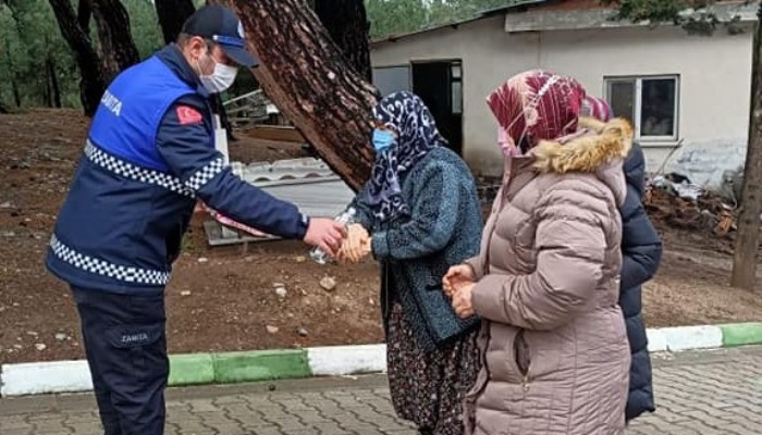 Mezarlığı ziyaret eden vatandaşlara çikolata ve kolonya ikramı