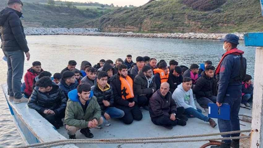 Ayvacık ve Ezine açıklarında 98 düzensiz göçmen yakalandı