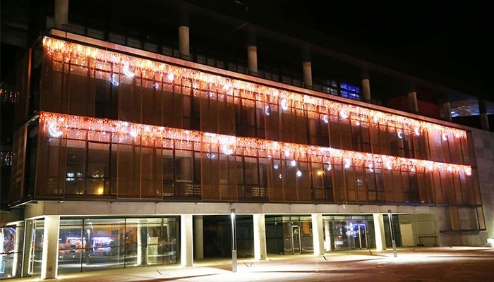 Yeni bina önünde yılbaşı partisi!