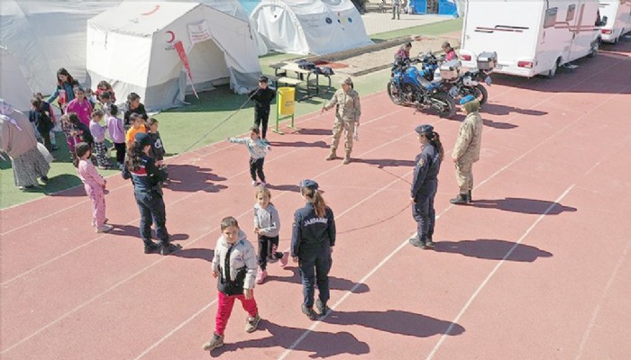Jandarma Güvenliğini Sağladığı Çadır Kentte Oyunlar Oynadığı Çocuklara Moral Veriyor