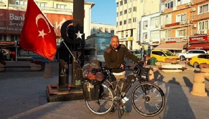 Almanya'dan Türk bayrağı ve bisikletiyle yola çıkan gezgin Gelibolu’ya ulaştı