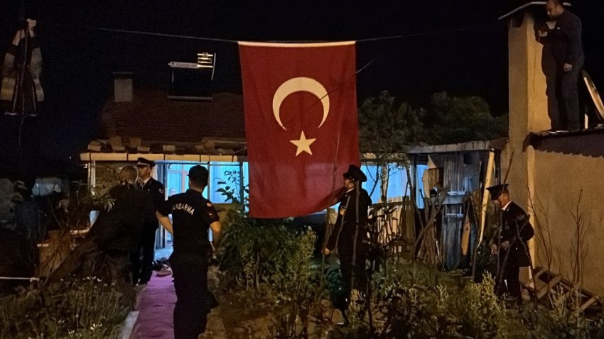 Çanakkale'de şehit evi bayraklarla donatıldı (VİDEO)
