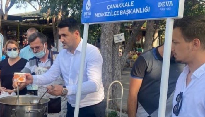 Deva Partisi cuma pazarında aşure dağıttı