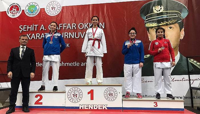 Biga Belediyesi karate sporcuları kupa ve madalyalarla döndü