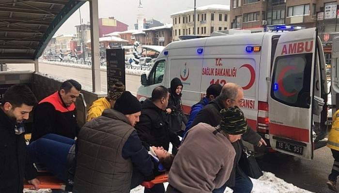 Buzda düşen genç kız hastanelik oldu