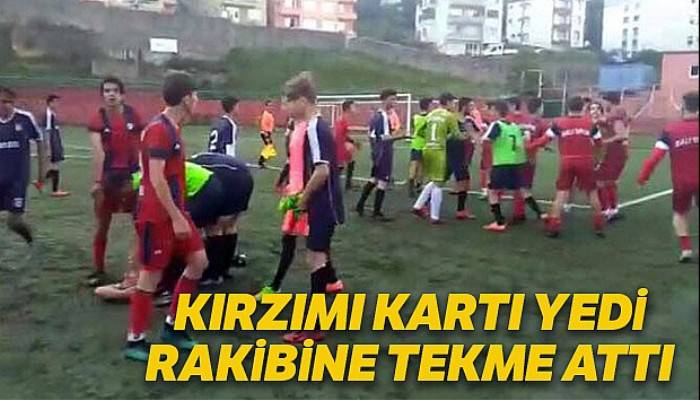 Kırmızı kartı yedi, rakibine uçan tekme attı