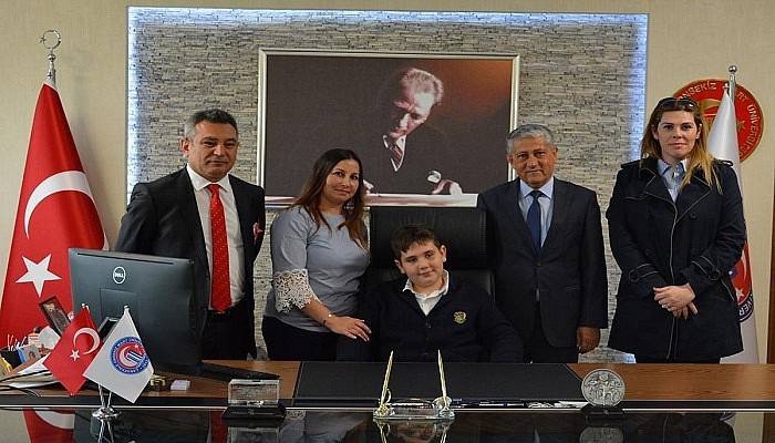 Rektör'ün Koltuğuna Öğrenci Emir Oturdu