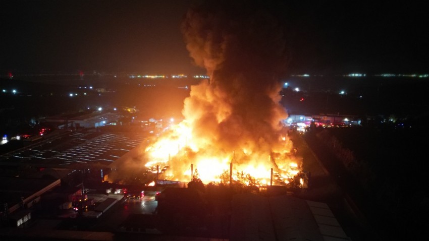 Kocaeli'de lojistik fabrikasında çıkan yangın diğer fabrikalara da sıçradı (VİDEO)