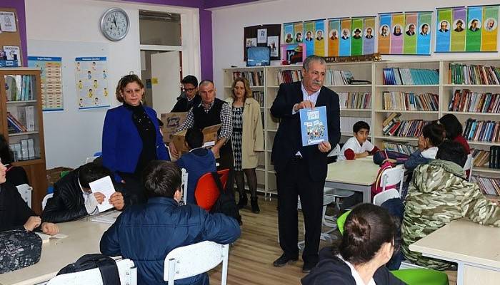 Kepez Belediyesi “Cumhuriyet ve Demokrasi” Kitabı Dağıttı 