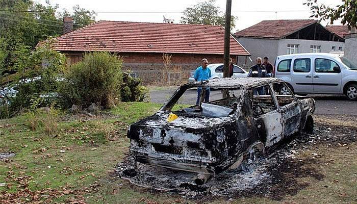 Uyandığında arabasını küle dönmüş olarak buldu