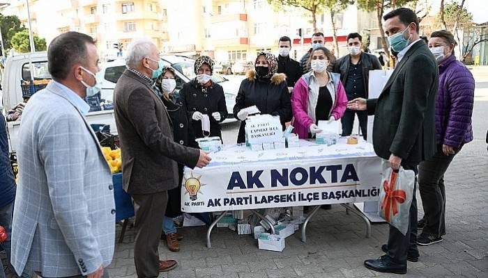 AK Parti halk pazarında 10 bin maske dağıttı