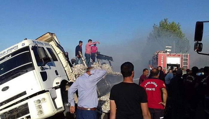 Devrilen pamuk yüklü kamyon alev aldı