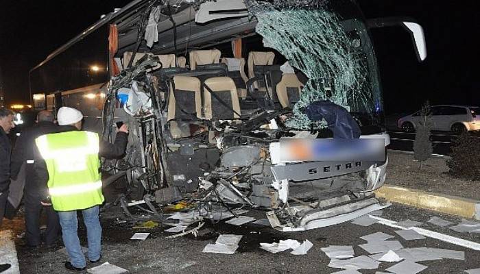 Uşak’ta otobüs kamyona arkadan çarptı: 1 ölü, 12 yaralı