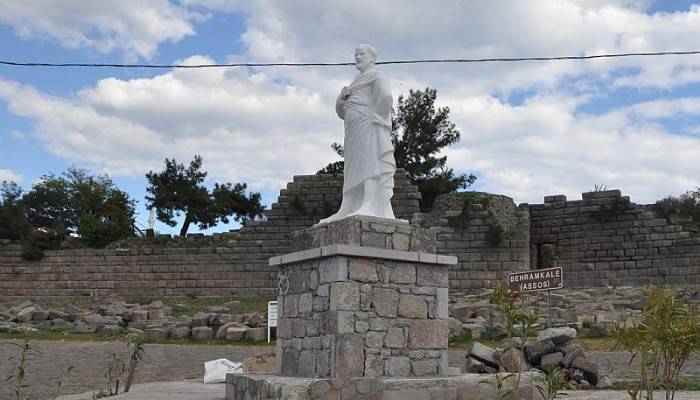Aristo heykeli yenilendi (VİDEO)