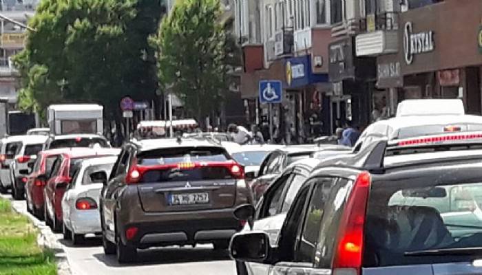 Feribot iskelesinde uzun kuyruklar oluştu 