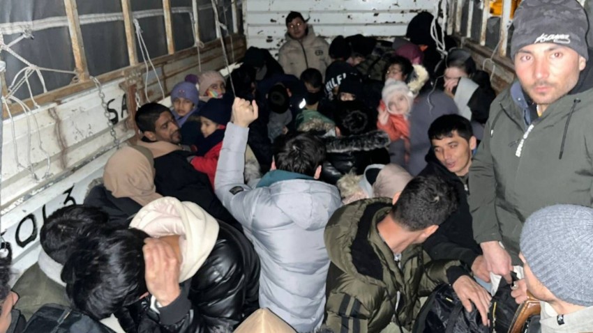 Çanakkale'de kamyonet kasasında 42 kaçak göçmen yakalandı