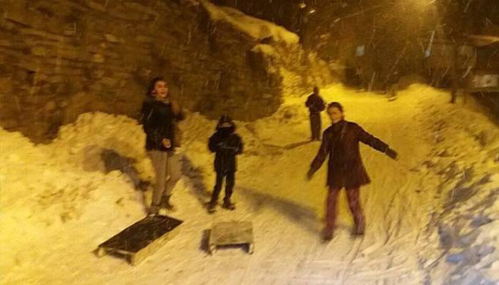 Yeni yıla kızakla kayarak girdiler