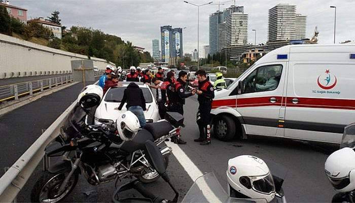 Emniyet şeridine giren otomobil, yunus polislerine çarptı