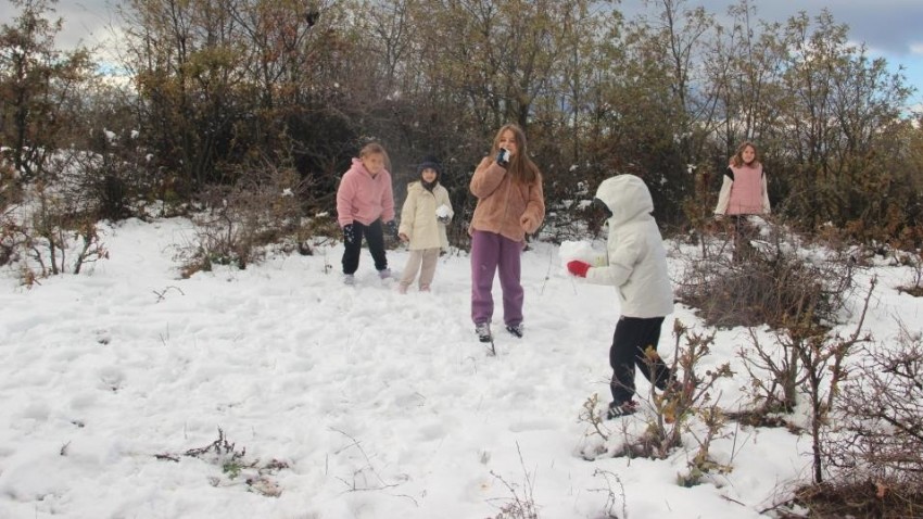 Çanakkale'nin ilçesinde çocukların kar sevinci