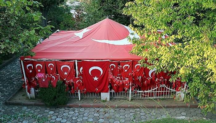 Gelibolu'daki türbeyi ziyaret eden herkes Türk bayrağı asıyor