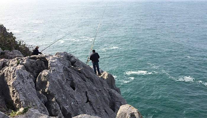 Amatör balıkçıların kayalıklarda tehlikeli balık sevdası