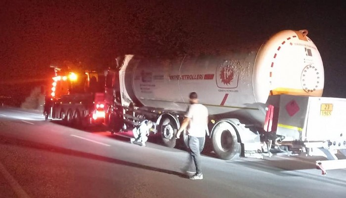 Yakıt dolu tanker tarlaya uçtu