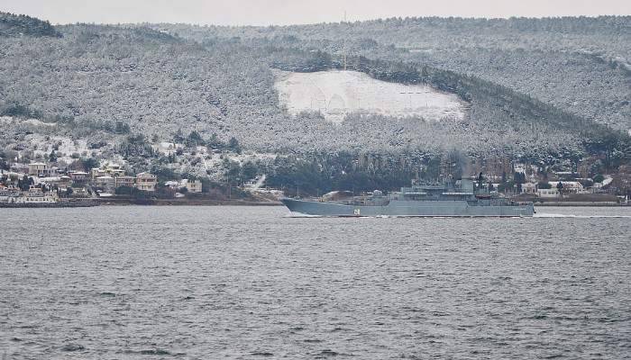 Rus savaş gemisi Çanakkale Boğazı'ndan geçti