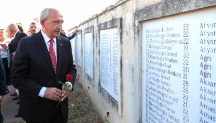 ‘’Her karış toprağında şehitler var Çanakkale'nin, Hiç unutmadık Çanakkale'yi unutmayacağız da’’