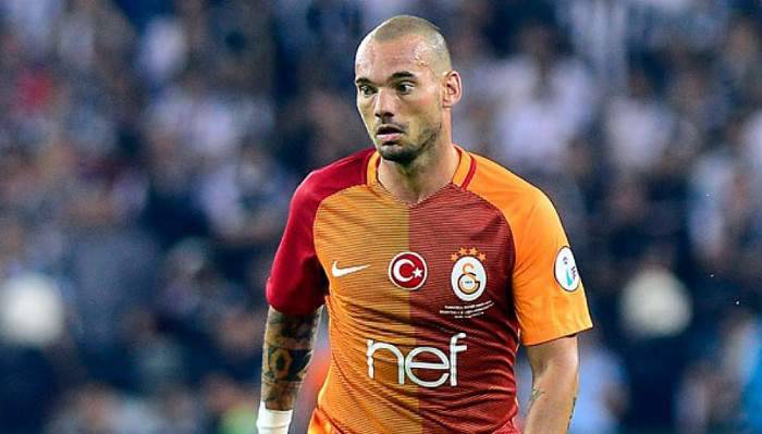 Sneijder, madalyasını engelli bir taraftara hediye etti