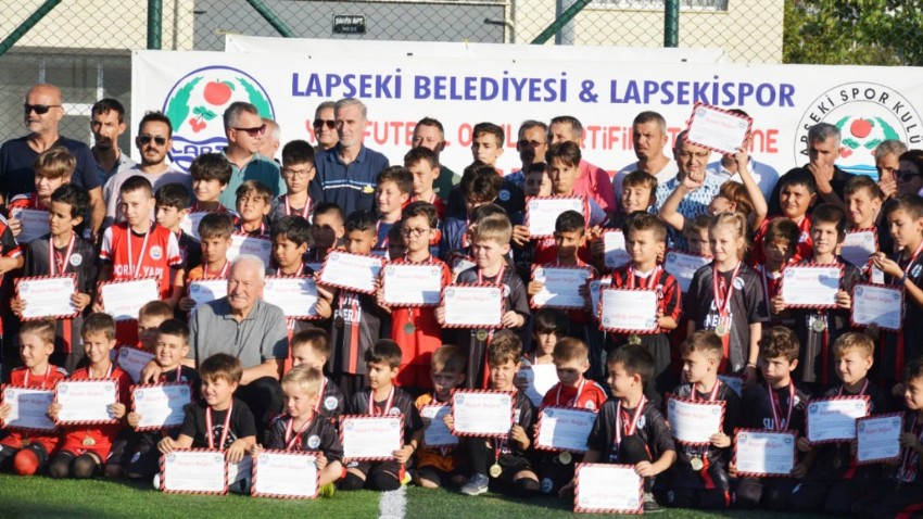 Lapseki’de futbol yaz okulu eğitimi tamamlandı 