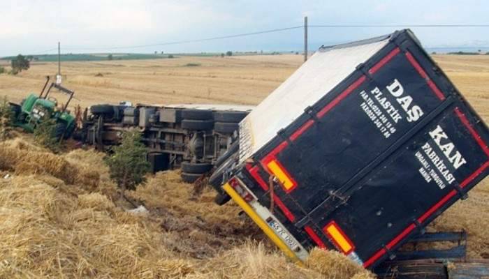 TIR traktöre çarptı: 2 ölü, 4 yaralı