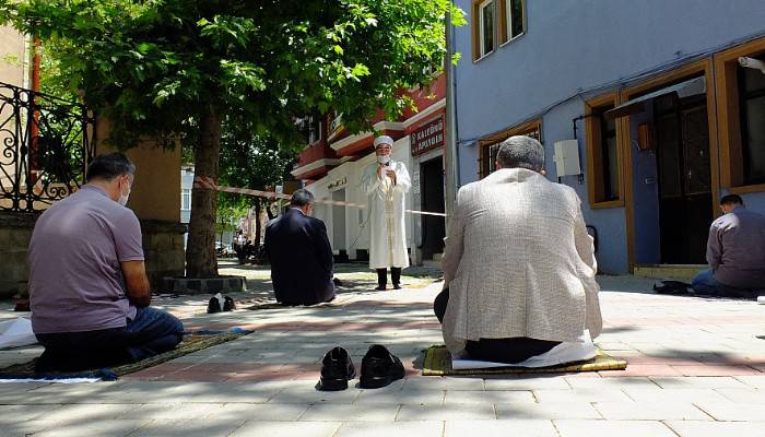 Camiler ibadete açıldı