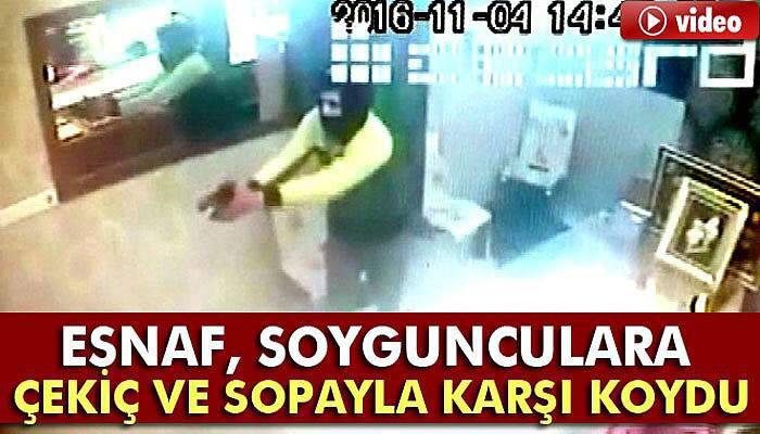 Esnaf, soygunculara çekiç ve sopayla karşı koydu