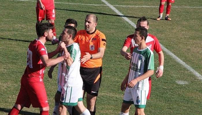  3 kırmızı kartın çıktığı maçının sonunda olaylar çıktı