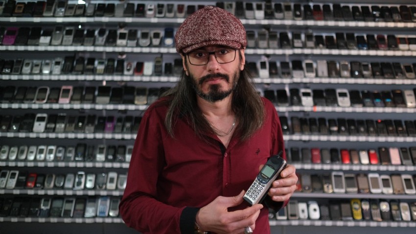 Dünya rekoru kırdığı cep telefonu koleksiyonunu o ünlüye hediye etmek istiyor (VİDEO)