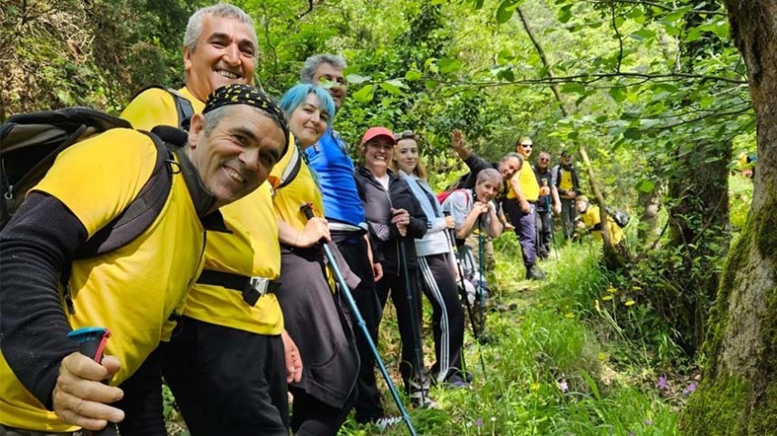 Güzel doğada yürüdüler