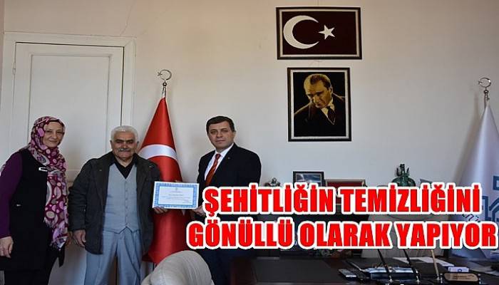 Şehitliğin Temizliğini Gönüllü Olarak Yapıyor