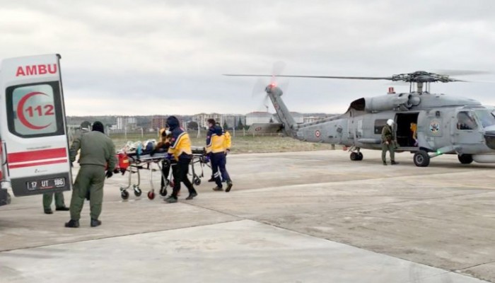 Gökçeada'da 2 hasta, Deniz Kuvvetleri helikopteriyle sevk edildi