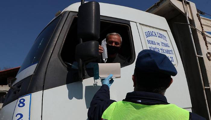 Çan'da jandarma karantinaya alınan köyde maske dağıttı (VİDEO)