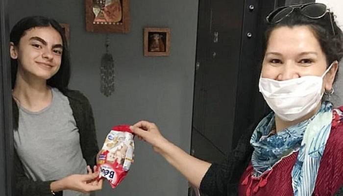 38 öğrencisine bebek bisküvisi dağıttı