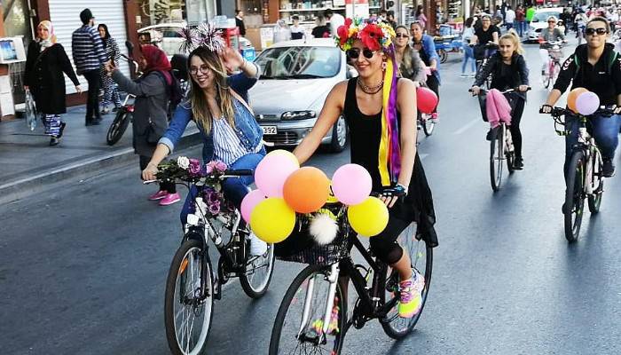 Süslü Kadınlar Dünya Otomobilsiz Kentler Günü İçin Pedal Çevirdi