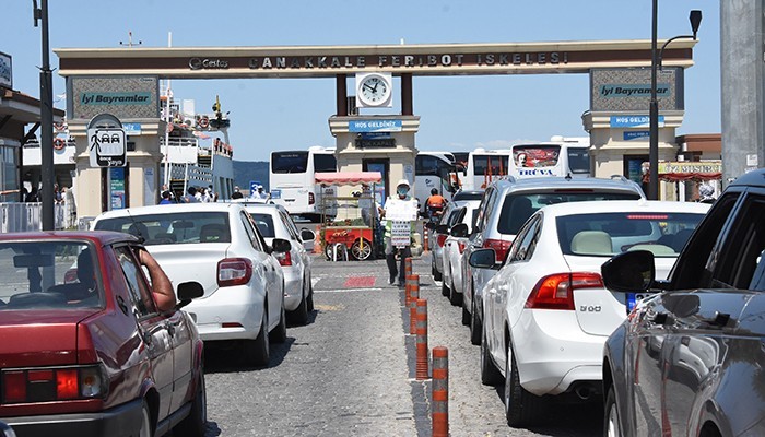 Çanakkale feribot iskelesinde tatilcilerin dönüş yoğunluğu (VİDEO)