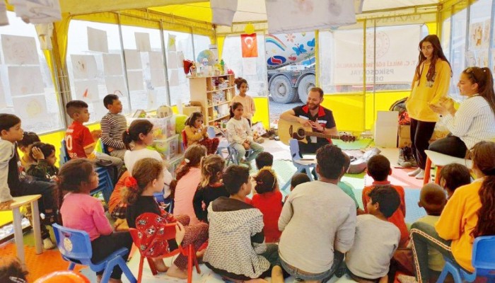 Psikososyal destek ekibi depremzede çocukların yanında