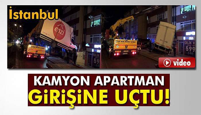 Kontrolden çıkan kamyon, apartman girişine uçtu