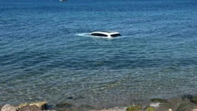 El Freni Çekilmeyen Otomobil Denize Uçtu