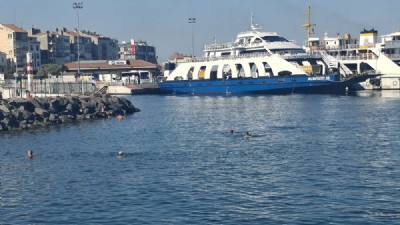 Emekli sahillere gidemiyor, kayalıklarda tatil yapıyor