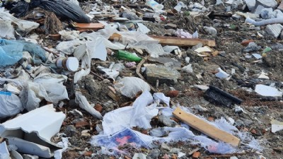 Bakanlığın Uyarısına Rağmen Araziye Dökülen Çöpleri Toplamayan Belediyeye Ceza