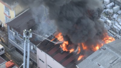 Alev alev yanan iş yeri havadan görüntülendi  